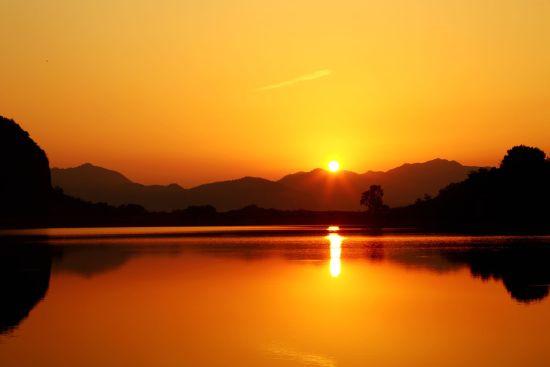 小时候上学的时候，就是盼着过星期天，盼着学校放假。
最盼着的就是放年假，真是掰着