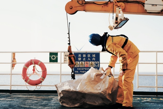 素颜预告一出直接刷屏全网，大家都被张凌赫的原生颜值和真诚态度圈粉，不刻意迎合流量