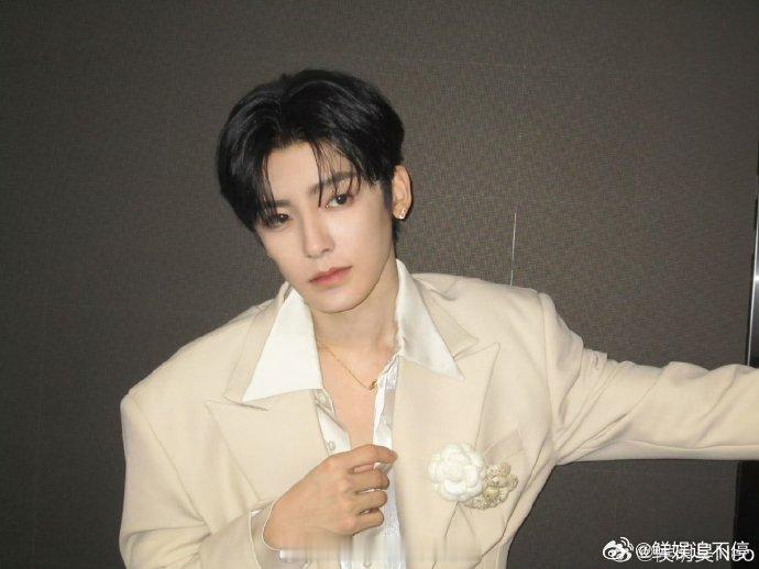 侯明昊玉茗茶骨出场是女装《玉茗茶骨》侯明昊开场女装，感觉又能看到女装大佬的名场面