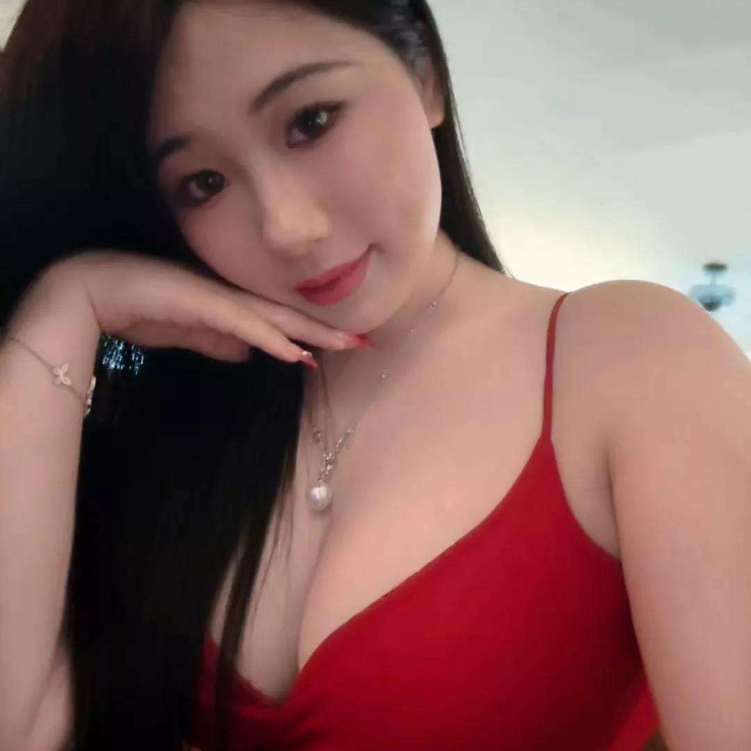 优雅红裙，迷人微笑，轻松自拍时刻粉嫩连衣裙自拍 红衣少女自拍 红裙户外照 红裙拍