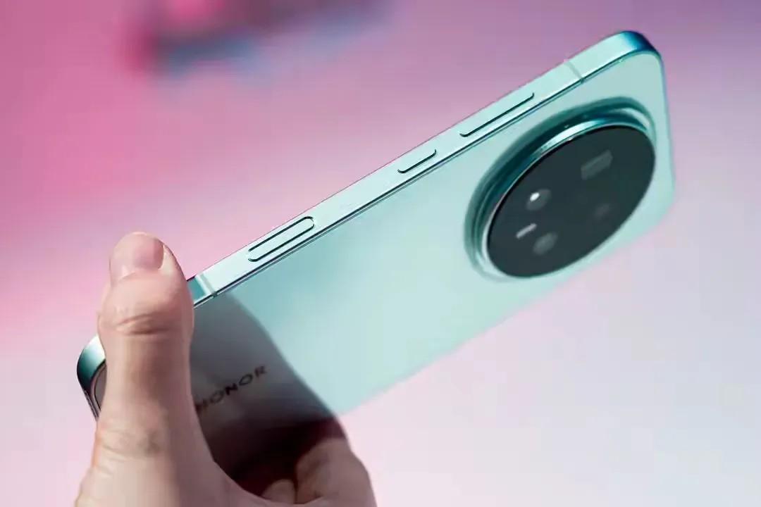 苹果设计虽然吸睛，但荣耀Magic8 Pro进化AI明显更香！iPhone 17