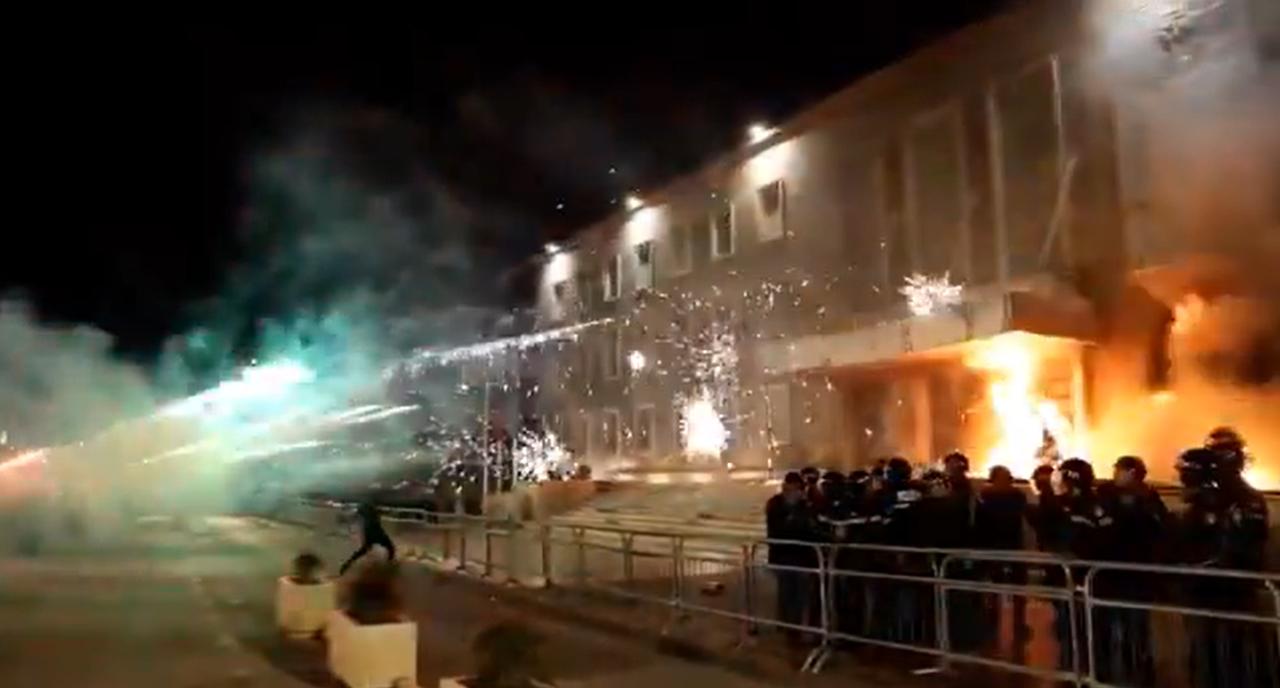 2026年3月23日发生在阿尔巴尼亚地拉那的一场暴力反政府抗议活动。示威者向总理