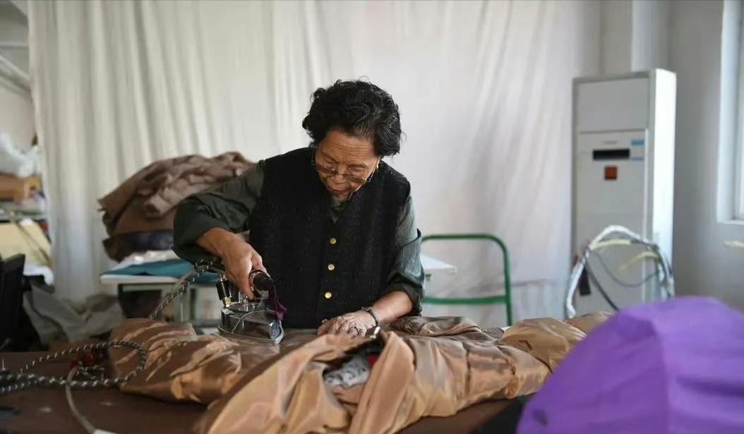 有个96岁的老奶奶火了，她用整整10年时间，还清了2077万的债务，很多人听到这