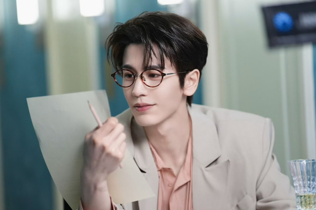 曝张凌赫低血糖摔倒了张凌赫工作室回应：剧组协助团队安排专业医生在剧组出妆驻地进行