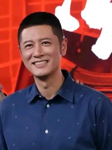 任重在以法之名饰演一名坏人，不过生活中他是一位好人，面带微笑的笑容好甜