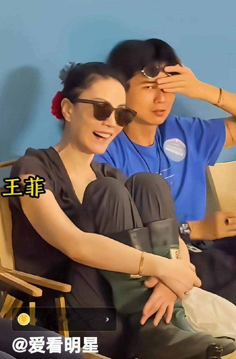 王菲换男友了，这个比谢年轻帅气，很有学问的样子。看王菲在他面前笑的多开心，像个少
