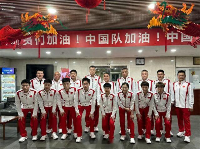 #王楚钦问不让带吃的吗# 经过长途跋涉，国乒终于抵达了巴黎，在这里进行调整后，他