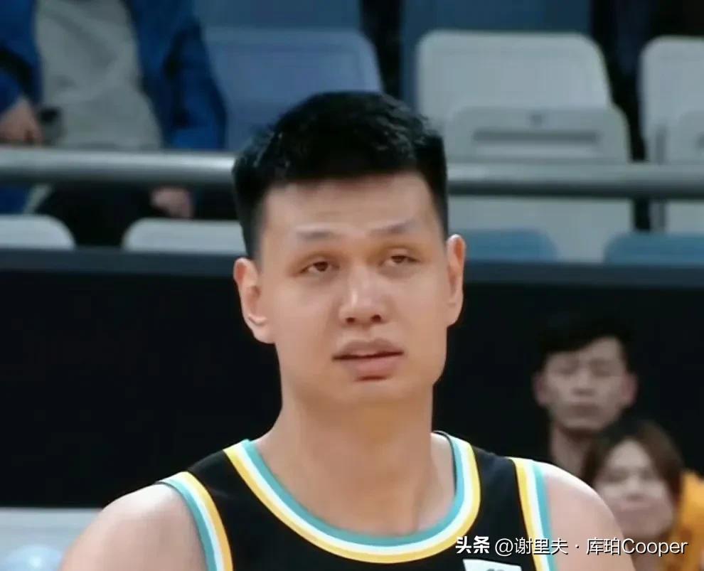 “谈豪色变”，许钟豪一上，杜锋赶紧换下了沃特斯和周琦，这是球场狠角色，不出所料，