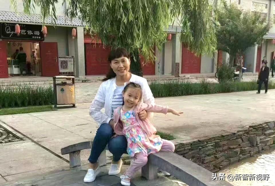 祖孙俩的温馨时光👩‍👧‍👧 在公园的美好瞬间