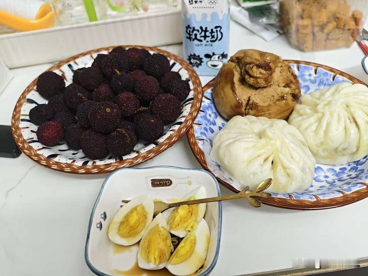 身体在平凡琐碎重复中消耗
大脑却无时无刻不在运转
运转的内容不是家庭的未来
自身