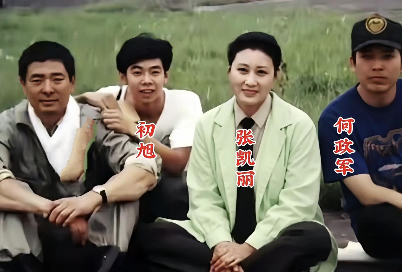 这是多年前的一张老照片，几位明星一起坐在草坪上的一张合影，穿浅绿西装，留着短发的