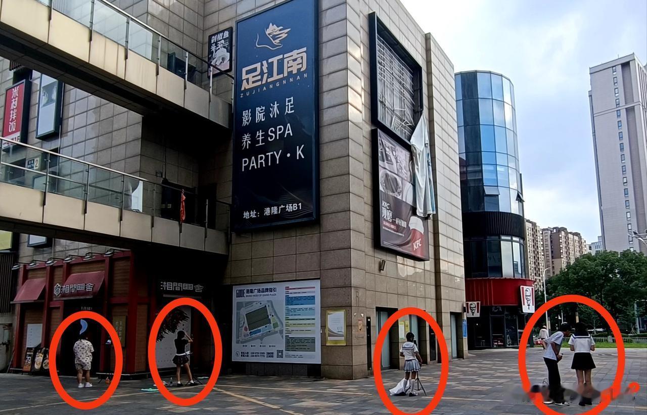 大热的天，下午室外温度接近四十度，我去商贸广场一楼的超市购物，两三百米的距离走得