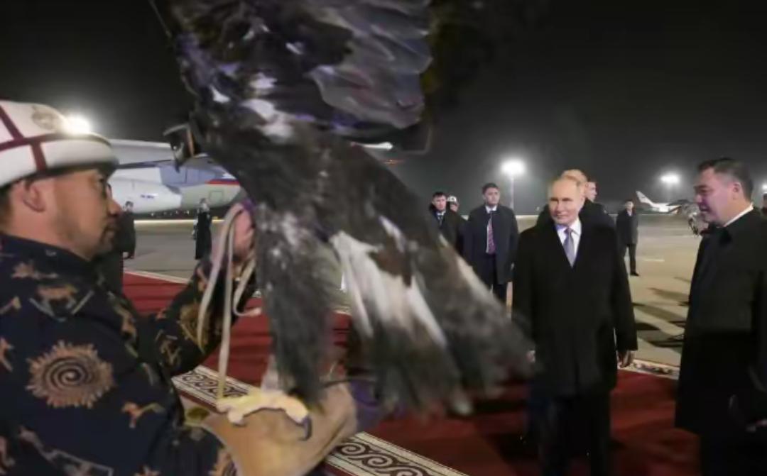 昨天晚上普京的专机刚在吉尔吉斯斯坦落地，机场这阵仗直接给网友看傻了，这哪是迎接领