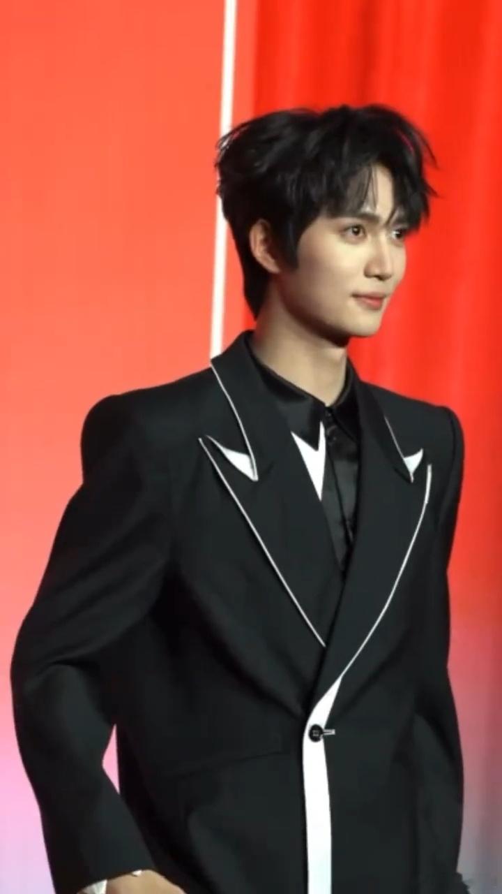 短剧演员红毯卷出新高度 眼睛忙不过来！红毯小巧思一个接一个，根本看不完哇～ 