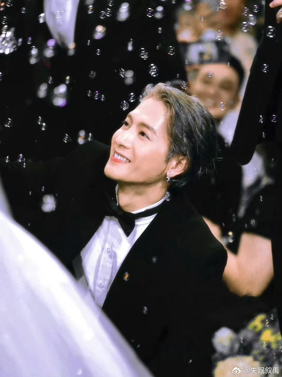 王嘉尔是何猷君婚礼伴郎果然优秀的人连当伴郎都是顶配水准！ 