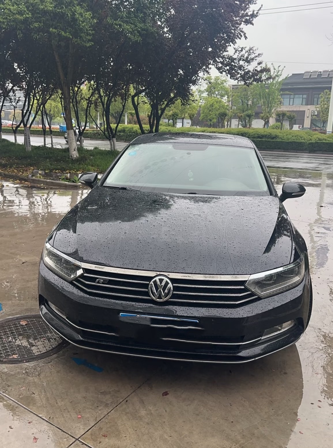 感觉现在年轻人买车跟买菜一样轻松基本都是靠父母托举有了第一辆车，反正自从我工作后