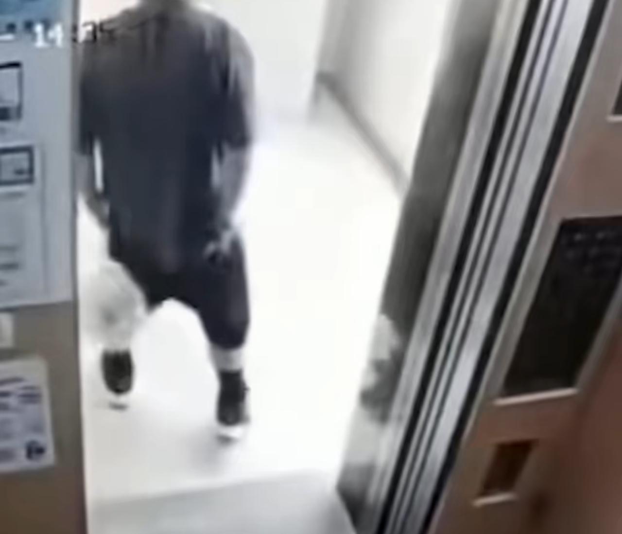湖南一小区，被曝有外卖员去33楼送餐时，顺道在电梯里排泄[捂脸]排泄完后继续去3