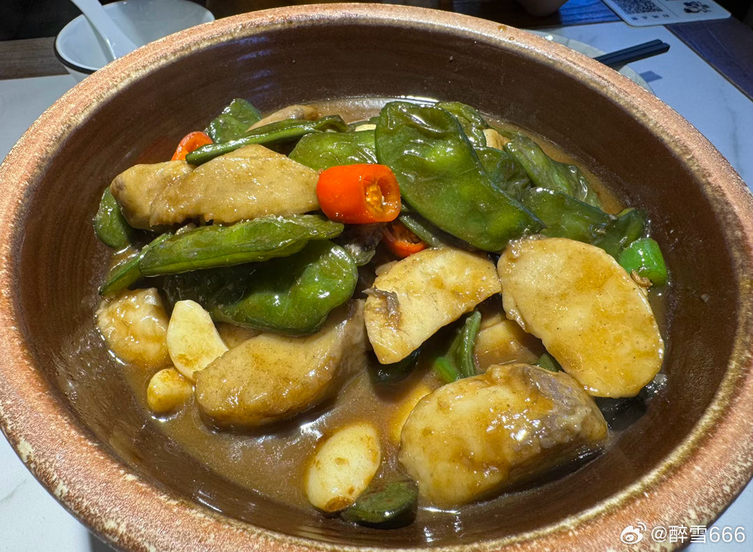 “青山隐隐水迢迢 ，秋尽江南草未凋。”第N次坐摇桨的小船游扬州瘦西湖，回程行走万