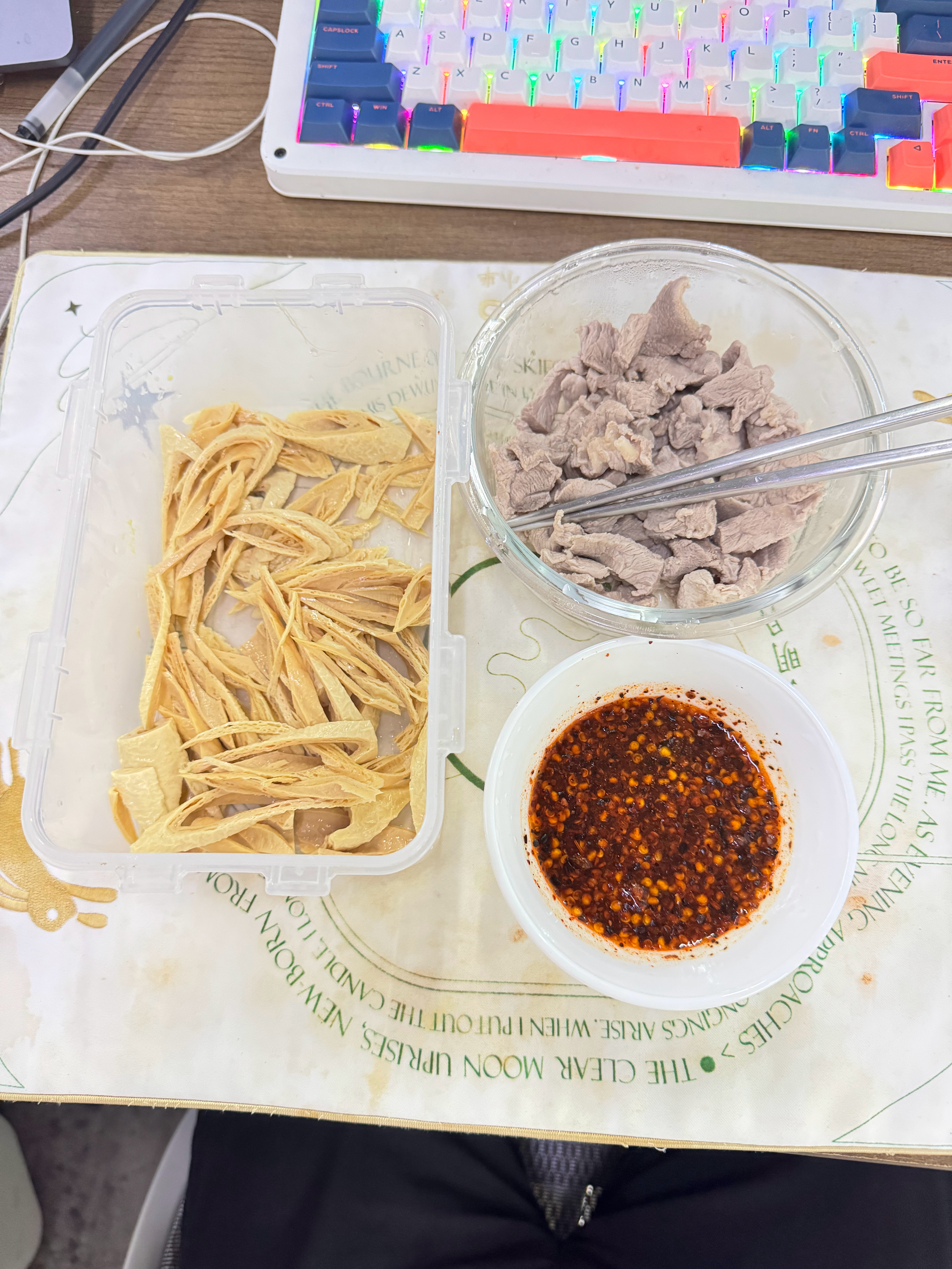 最近喜欢吃贵州糊辣椒蘸水，把广东同事都给看懵了 ​​​