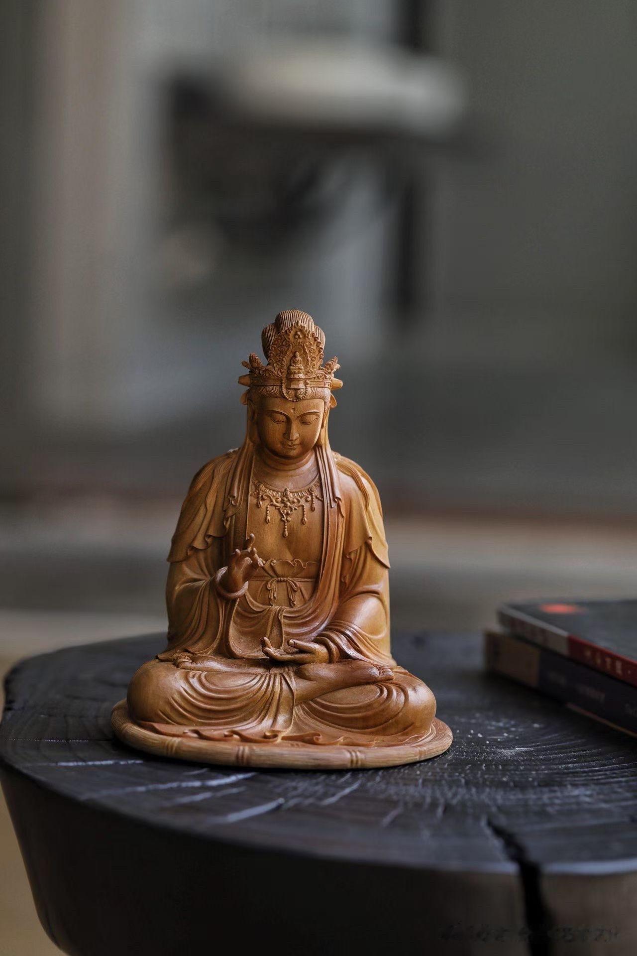 一尊观音，一缕檀香，便足以让案头静下来。

老山檀香整料清刀雕刻，观音结跏趺坐，