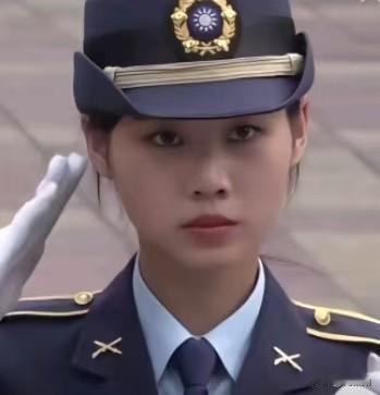 台湾省的女兵，软萌得就像隔壁邻居家的小妹，一点架子都没有。
 她穿着笔挺的制服，