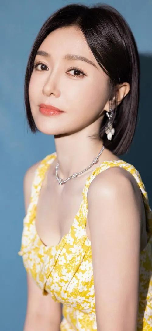 45岁的秦岚这身材简直绝了，难怪能轻松“拿捏”35岁的魏大勋！
 
瞧瞧秦岚，每