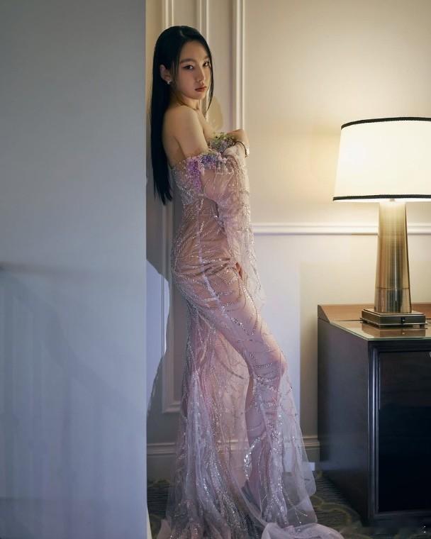 歌手炎明熹（Gigi）去年離巢無綫轉投新公司，前晚她在頒獎禮上跟娘家的高層樂易玲