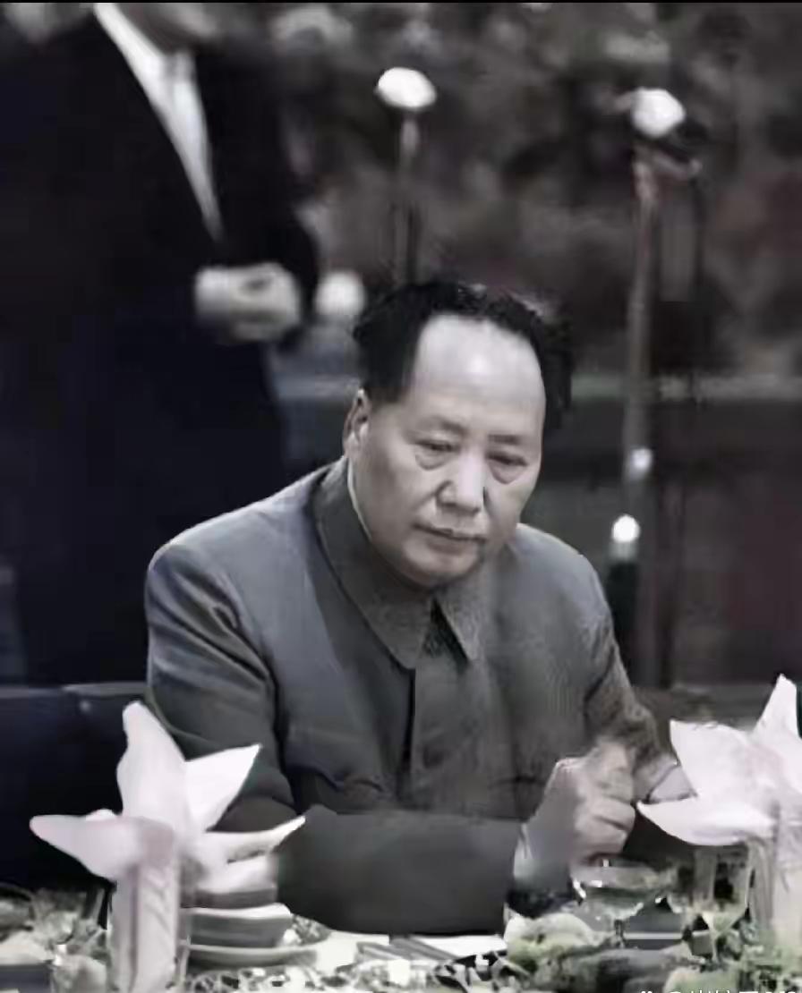 宴会落幕，宾客散尽，满桌佳肴还冒着余温，毛主席却独自站在桌前，眼神凝重，久久不愿