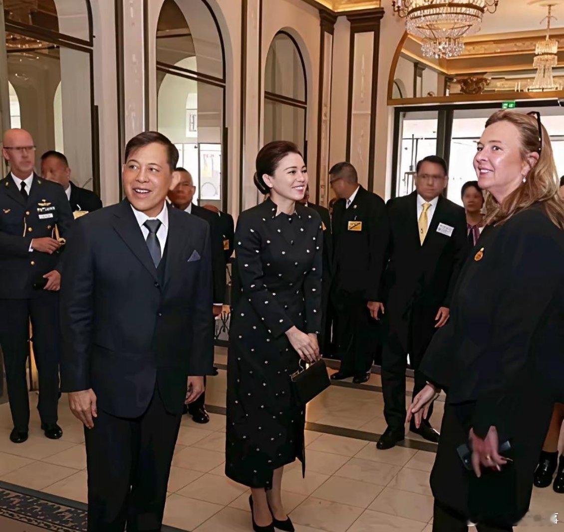 别再吹苏提达是外交王后了，这词太软。我告诉你，泰国王室娶的根本不是一个王后。她是
