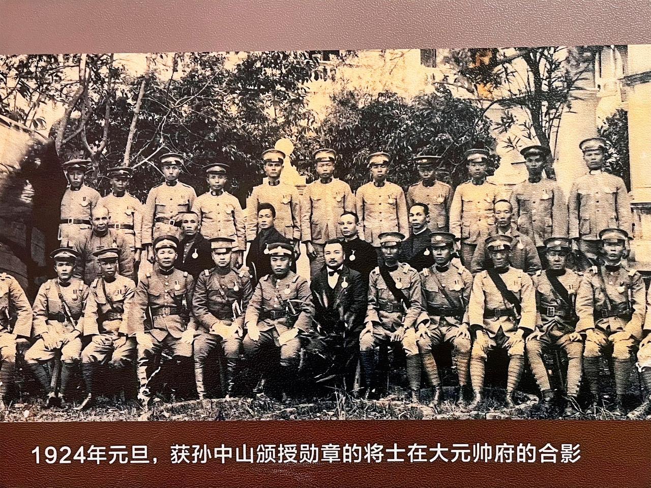 大神鉴定一下：居中穿黑衣者左边，是否时年26岁的薛岳？十分神似。按说这个时期薛岳