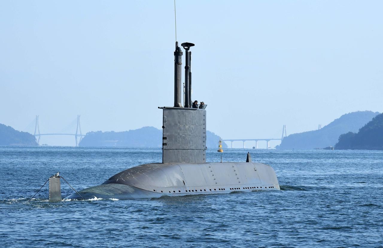 11月19日韩国海军209型潜艇“张保皋”号进行退役前最后一次航行 ​​​