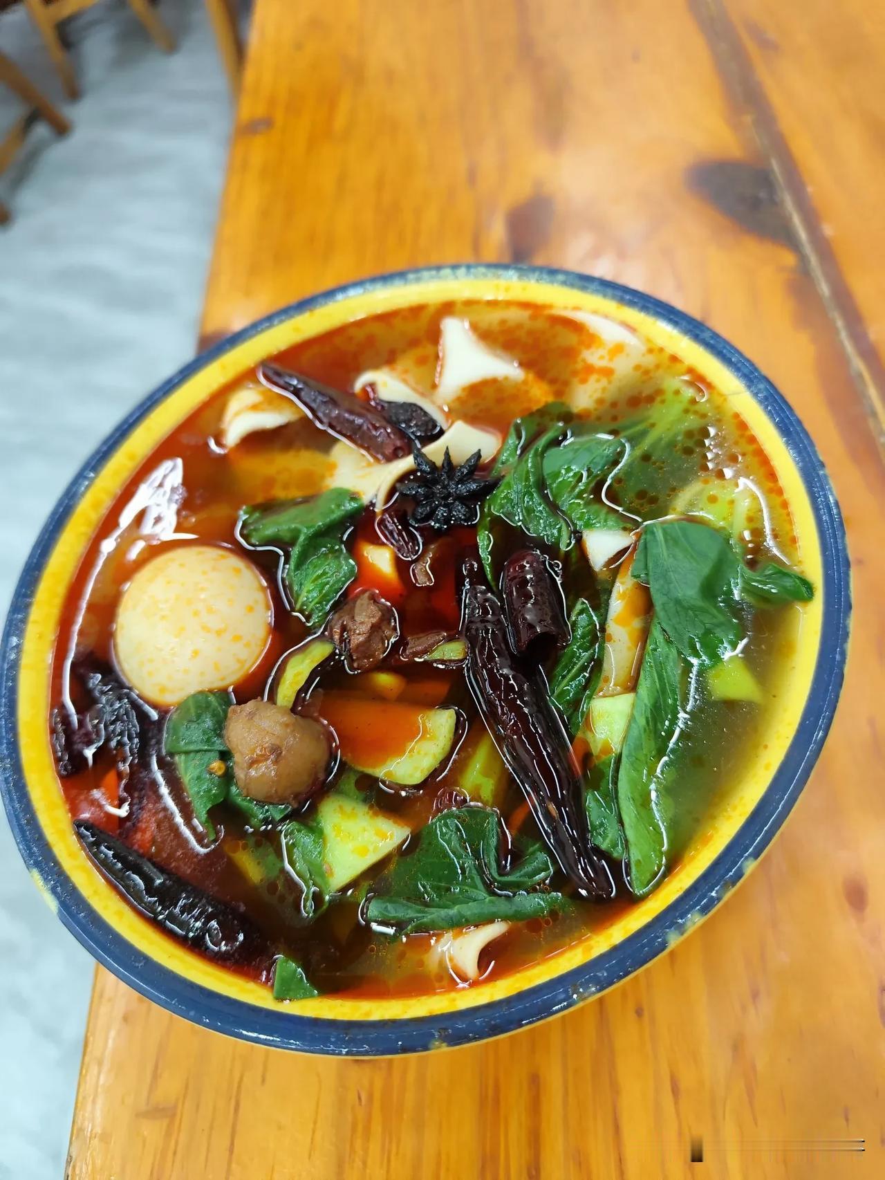  中华美食那是嘎嘎滴，可惜了，这个板面真吃不来，我相信一定好吃，只是我还没有适应