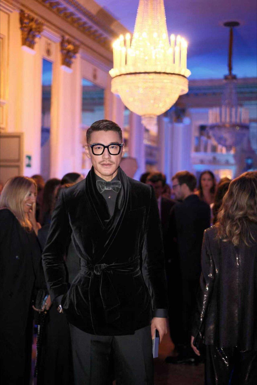 胡兵给阿布扎比上点东方震撼 沙漠秀场的高光时刻来了！胡兵身穿非遗香云纱零浪费剪裁