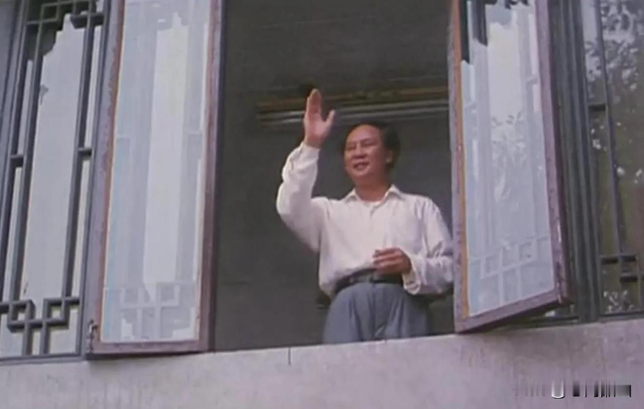 古月饰演毛主席形神兼备，最接近现实中的毛主席，让人不由自主的深陷剧情之中。
只可
