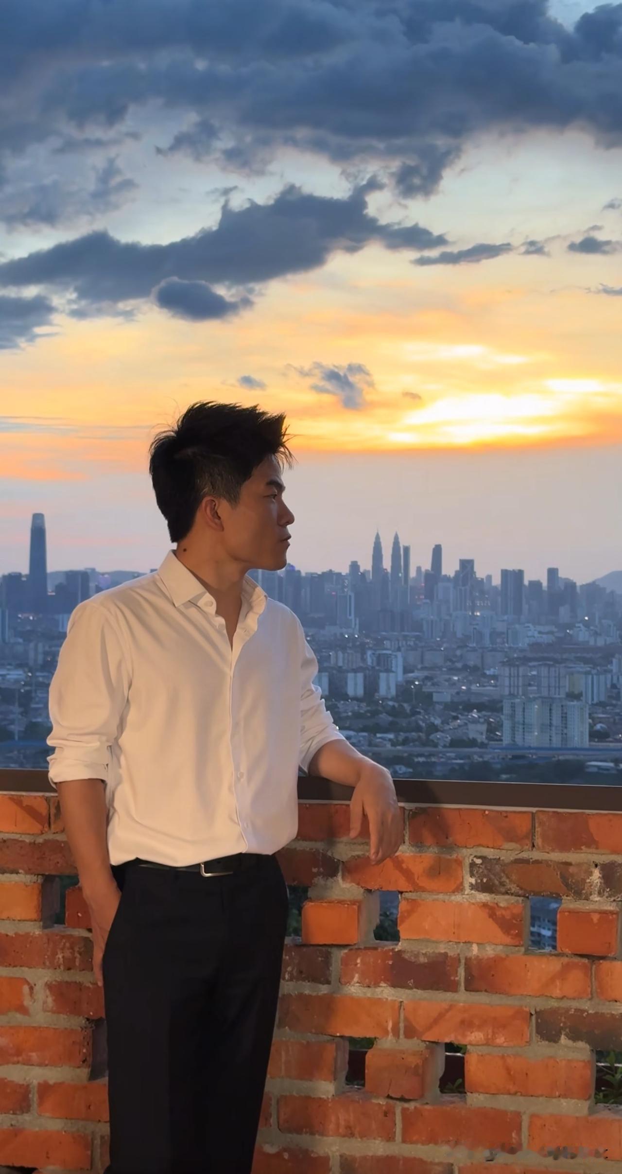 现在不管董宇辉参加什么活动，
都会出现一种奇怪的现象，
有些人从不就事论事，而是