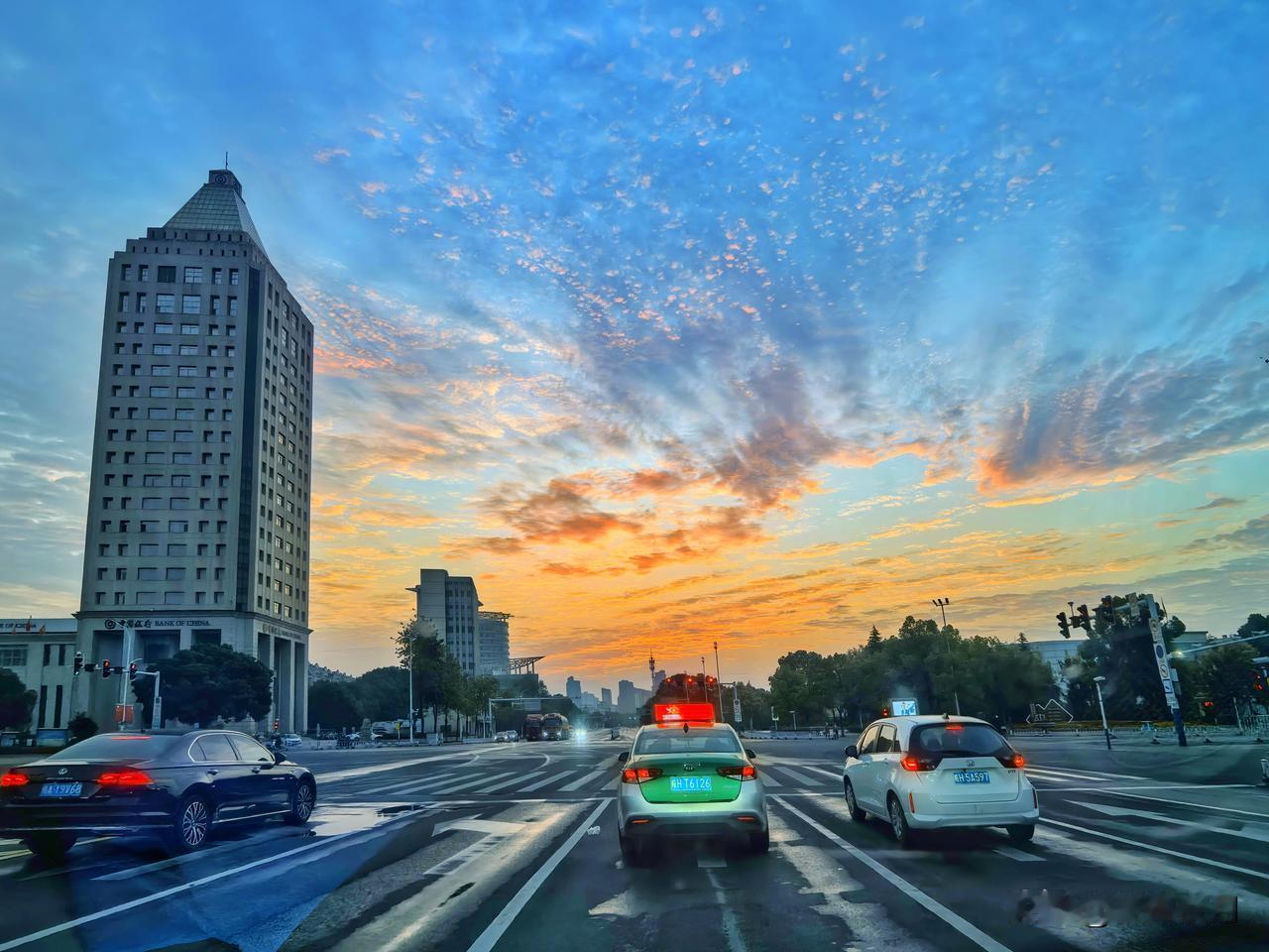 《从宜城朝霞到浮梁云境：一程山水里的晨昏诗意》
当安庆的朝霞漫过江堤，早高峰的车