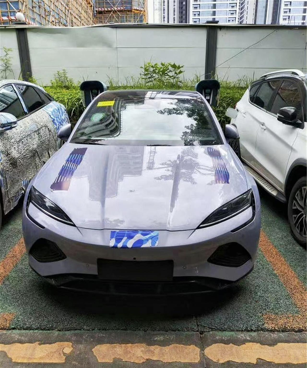 比亚迪新款海豹EV实车现身，尾标悬挂“海豹07”！
采用第五代DM混动技术的秦L