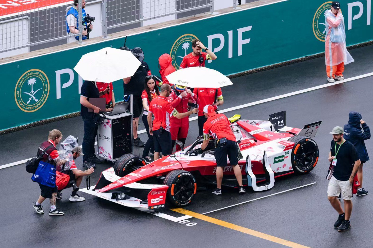 本周的FE上海站，郑恺作为”日产赛道电驱体验官"探营P房、现身Grid Walk