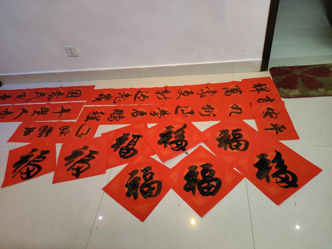 兔年到，祝福到：[兔年大吉]祝您身体健健康康，[兔年大吉]祝您事业红红火火，[兔