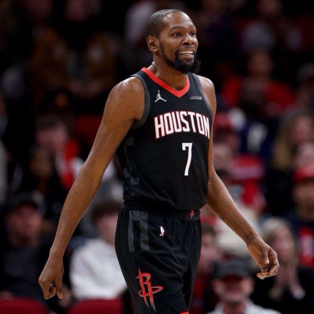 乌度卡透露，杜兰特在上场比赛中扭伤了脚踝，起因是踩到场边球迷的脚。他当时带伤坚持