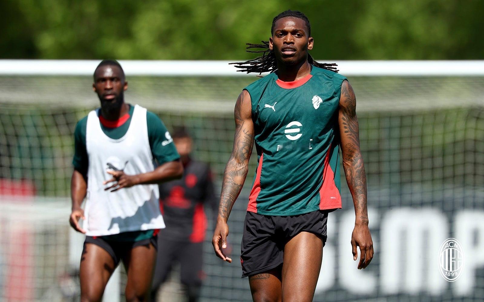 【训练组图】 🔴⚫️ 今日米兰内洛的训练备战。💪🏻sempremilanf