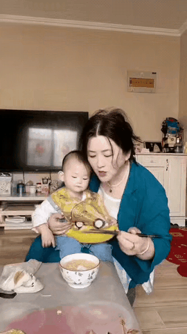 家里带娃的小事，最容易看出两代人的育儿观念差异。婆婆原本想用嘴吹凉鸡蛋喂孙子，被