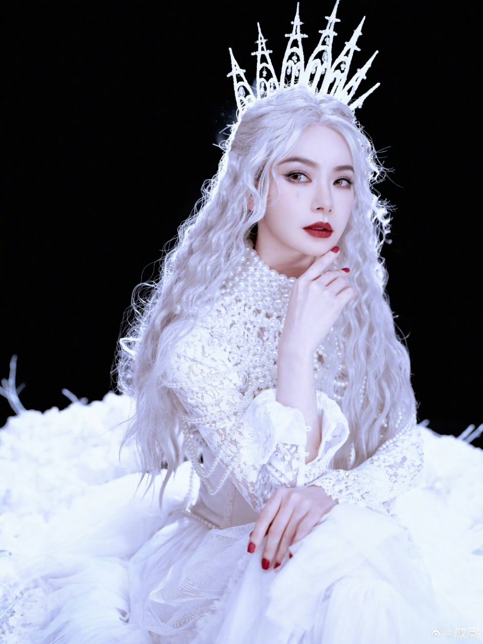 戚薇大侦探闪耀大赏cos白皇后戚薇大侦探闪耀大赏造型 哇！戚薇大侦探闪耀大赏co
