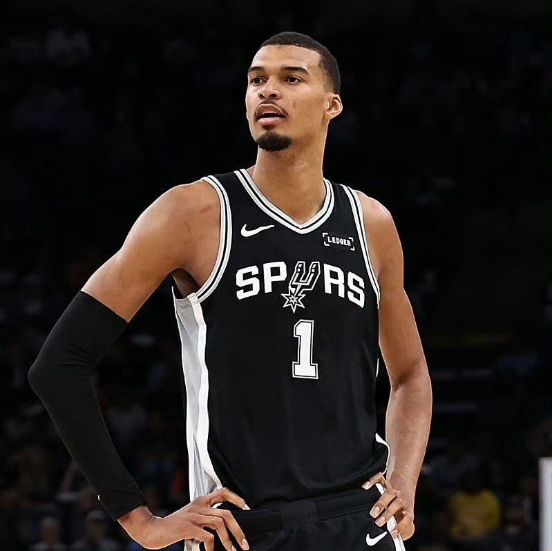 文班亚马个人代表马刺出战的比赛已经15连胜，期间场均27.9分12.3篮板3.5