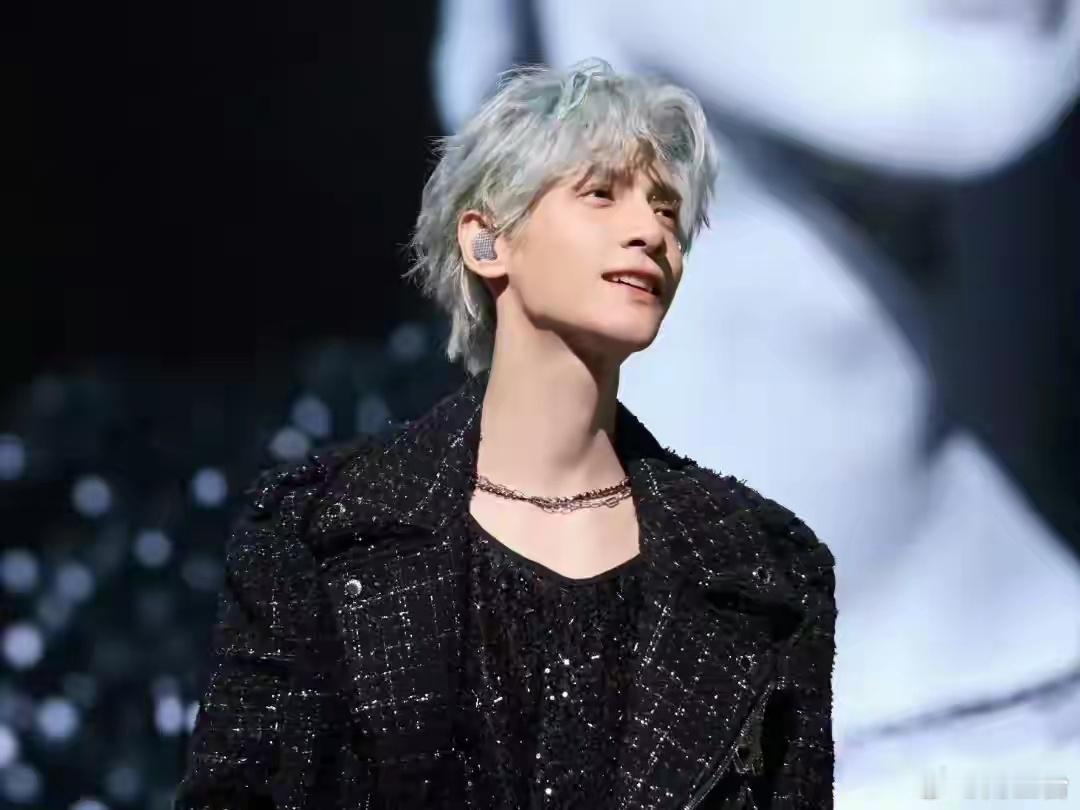 罗云熙 超时云熙在某音乐节演出时因超时引发争议，据现场观众反馈，罗云熙在原定演出
