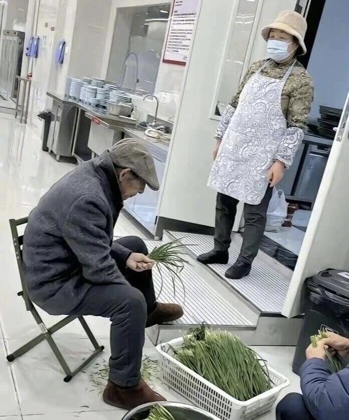 最近有网友在京东食堂撞见个暖心场景——刘强东的父母穿着普通，在后厨忙活着给员工做