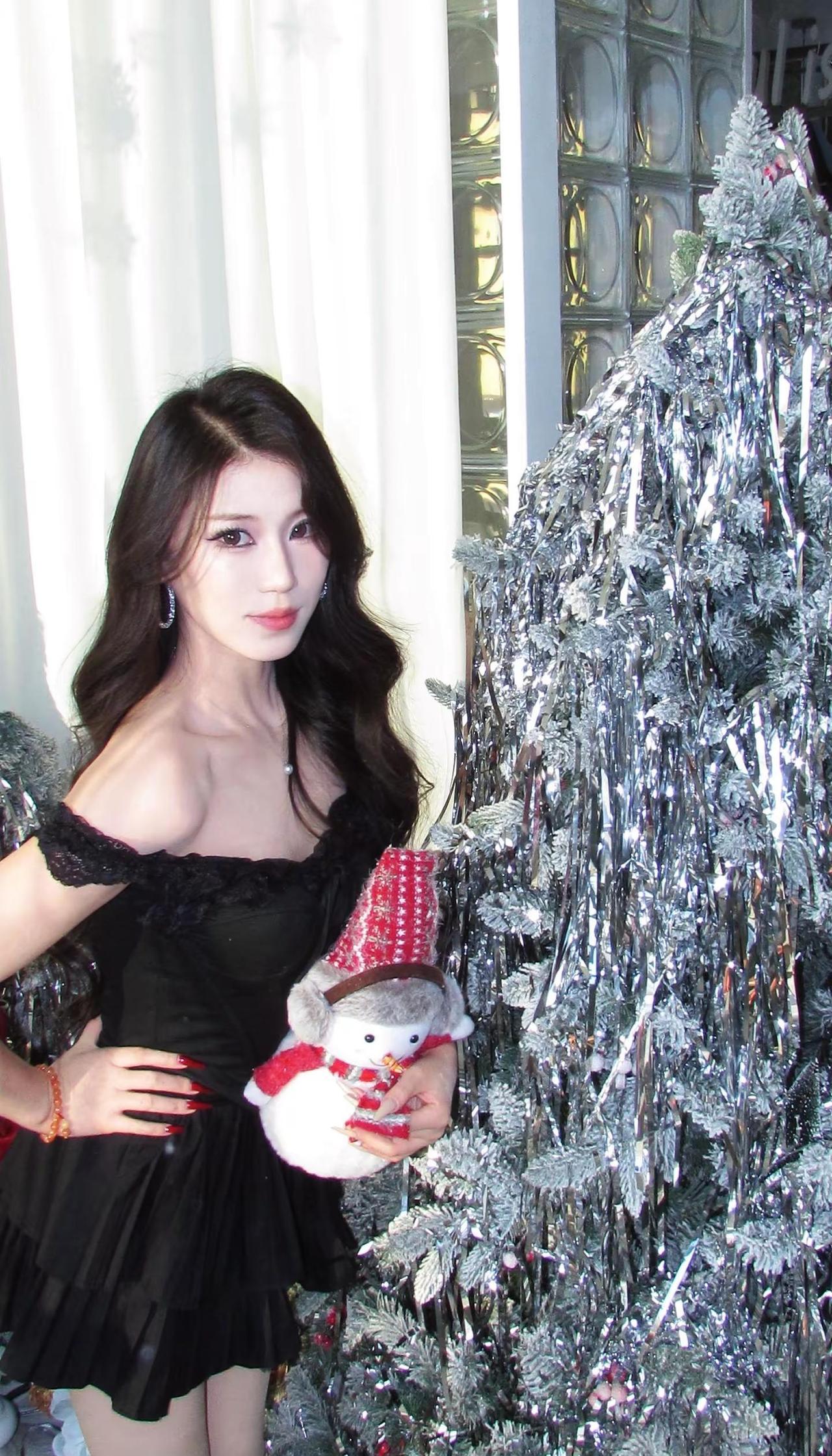 她穿着mini skirt 好像宁艺卓站在这穿搭 宁艺卓 猫系女友