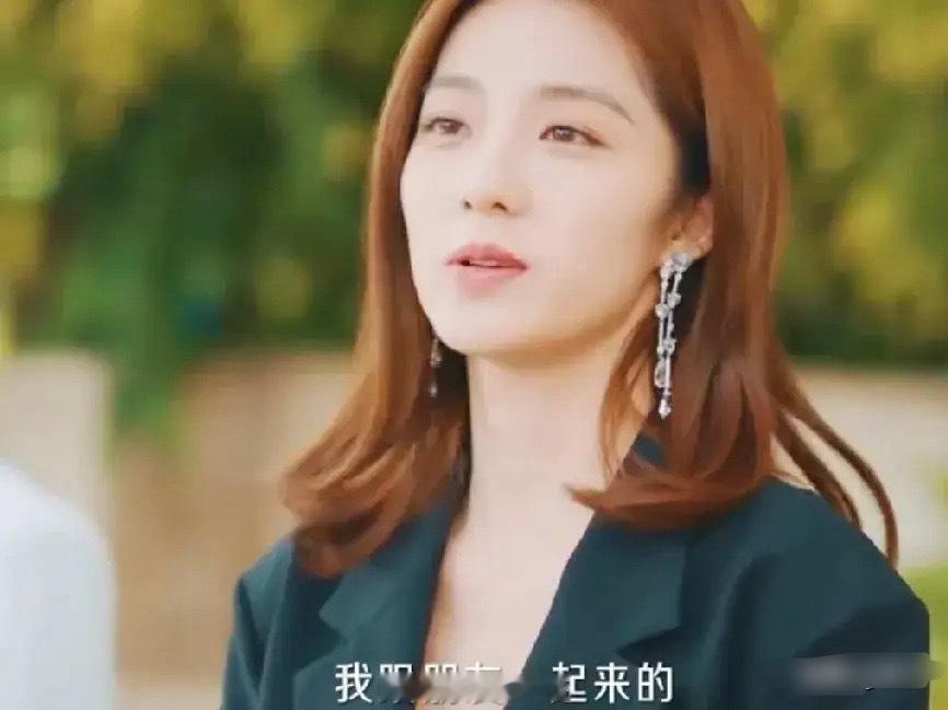《亲爱的仇敌》钟倾城在名流婚礼上遇见前男友前男友觉得自己能出席是因家里跟人家有生