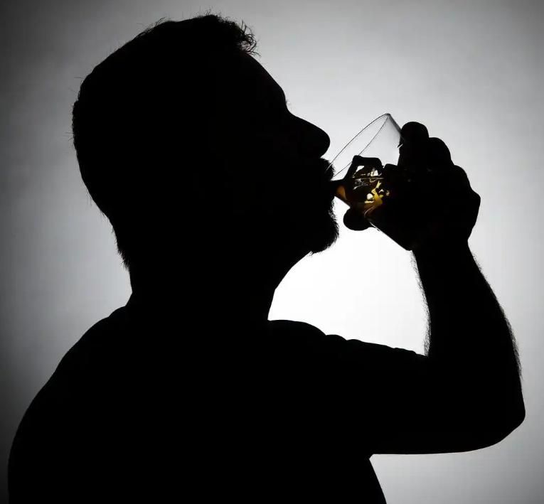 “讹天讹地讹空气！”辽宁鞍山，男子跟单位请假，说家里有事，单位批准。次日，男子被