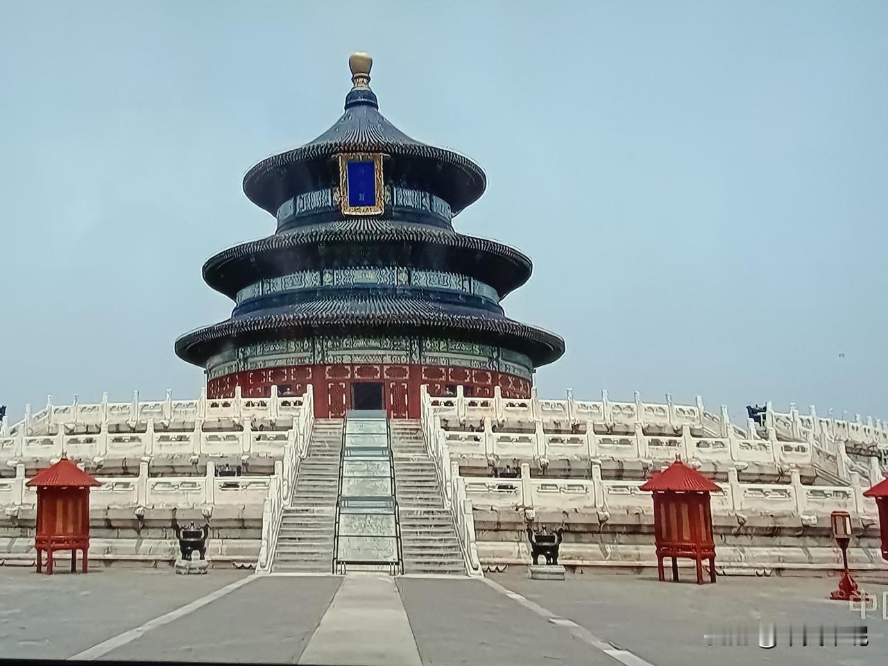 特朗普到天坛参观，理解中国“天圆地方”的理念。
“天圆地方”概括了宇宙运行的动与